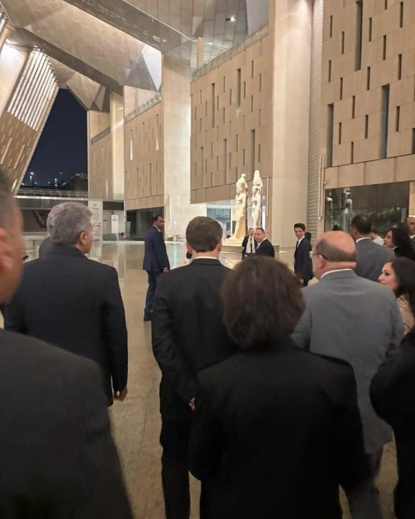 صورة تتحدث عن حضارة.. ماكرون يقف بجوار رمسيس الثاني ورسائل التاريخ تُبعث من جديد - 1 - سيناء الإخبارية