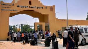 2700 سوداني يعبرون من مصر عبر معبر أرقين وسط نقص في وسائل النقل ومناشدات للتدخل العاجل - 1 - سيناء الإخبارية