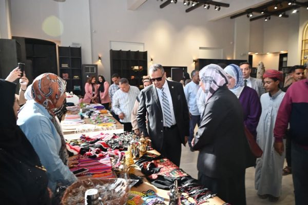 محافظ جنوب سيناء يزور قرية التراث البدوي ويؤكد دعمه لتمكين السيدات - 3 - سيناء الإخبارية