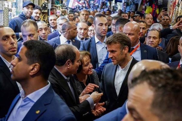 السيسي وماكرون يتجولان في شوارع القاهرة.. والمواطنون:«بنحبك ياريس» - 7 - سيناء الإخبارية