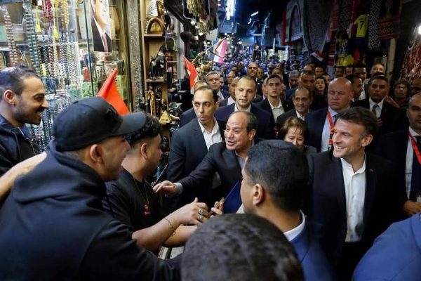 السيسي وماكرون يتجولان في شوارع القاهرة.. والمواطنون:«بنحبك ياريس» - 5 - سيناء الإخبارية
