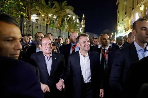 السيسي وماكرون يتجولان في شوارع القاهرة.. والمواطنون:«بنحبك ياريس» - 3 - سيناء الإخبارية
