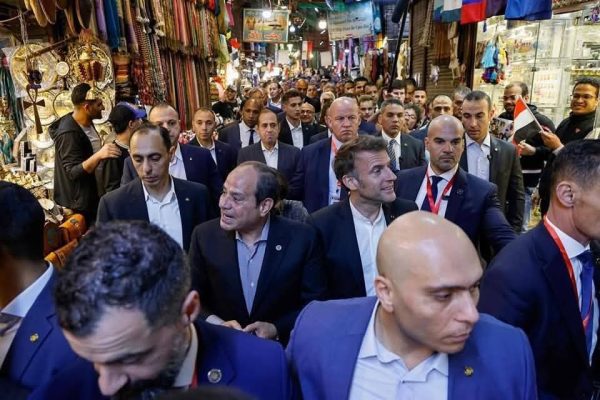 السيسي وماكرون يتجولان في شوارع القاهرة.. والمواطنون:«بنحبك ياريس» - 1 - سيناء الإخبارية