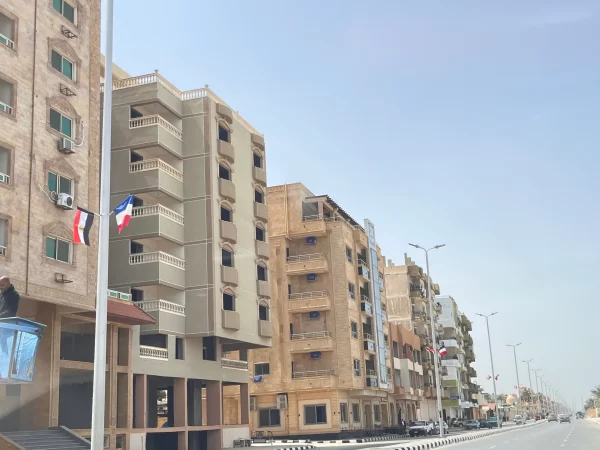 العريش تستعد لاستقبال الرئيس الفرنسي ماكرون في زيارة رسمية تحمل أبعادًا إنسانية وسياسية - 3 - سيناء الإخبارية