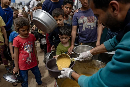 توزيع الوجبات الغذائية على النازحين في مخيم جباليا شمال غزة وسط التصعيد الإسرائيلي - 3 - سيناء الإخبارية