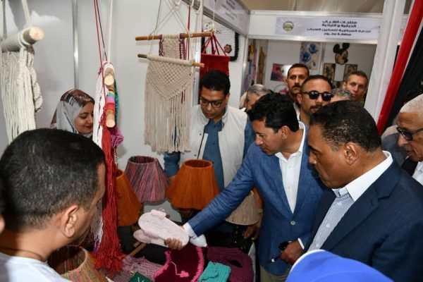 وزير الشباب والرياضة يفتتح معرض المنتجات الحرفية والتراثية بمناسبة عيد تحرير سيناء - 9 - سيناء الإخبارية