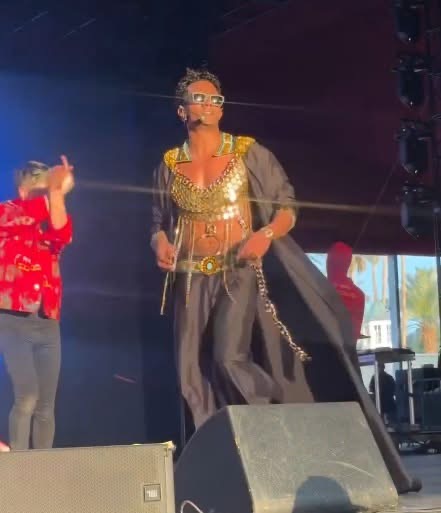 محمد رمضان في أمريكا يشعل الجدل بملابس مثيرة.. ويسترجع ذكريات الكشري والمترو - 1 - سيناء الإخبارية