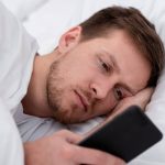 تجنّب الهاتف عند الاستيقاظ مفتاح ليوم أكثر هدوءًا وصحة نفسية أفضل - 1 - سيناء الإخبارية