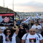 عائلات المحتجزين الإسرائيليين: الإفراج عن أبنائنا يتطلب صفقة لإنهاء الحرب - 7 - سيناء الإخبارية