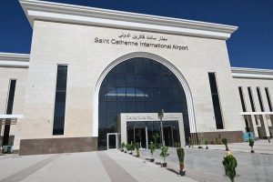محافظ جنوب سيناء يشيد بالجهود المبذولة في تطوير مطار سانت كاترين: "طفرة سياحية تنتظر المدينة" - 5 - سيناء الإخبارية