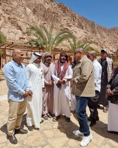 محافظ جنوب سيناء يلتقي بشيوخ وشباب البدو بسانت كاترين: الباب مفتوح للحلول السريعة والتعاون المثمر - 1 - سيناء الإخبارية
