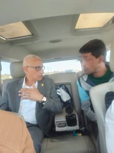 محافظ شمال سيناء يصطحب مواطنًا إلى العريش ويستمع لمشاكل الأهالي - 1 - سيناء الإخبارية