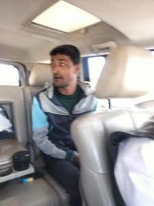محافظ شمال سيناء يصطحب مواطنًا إلى العريش ويستمع لمشاكل الأهالي - 3 - سيناء الإخبارية