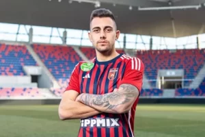 مهاجم الأهلي يستكشف الأهرامات قبل مواجهة الهلال السوداني - 1 - سيناء الإخبارية