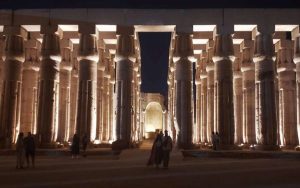 الإضاءة الليلية لمعبد الأقصر تخطف أنظار السيّاح وتروي مجد الفراعنة - 7 - سيناء الإخبارية