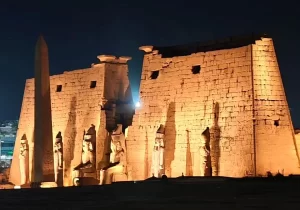 الإضاءة الليلية لمعبد الأقصر تخطف أنظار السيّاح وتروي مجد الفراعنة - 17 - سيناء الإخبارية