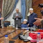 شيخ الأزهر يُكرم طفلًا أزهريًا ويجلسه على كرسيه تقديرًا لحفظه للقرآن والمتون العلمية - 1 - سيناء الإخبارية