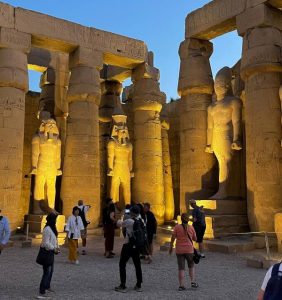الإضاءة الليلية لمعبد الأقصر تخطف أنظار السيّاح وتروي مجد الفراعنة - 9 - سيناء الإخبارية