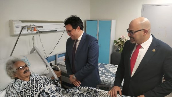 وزير الثقافة يطمئن على صحة الأديب صنع الله إبراهيم بعد الجراحة - 1 - سيناء الإخبارية