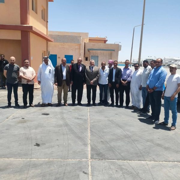 المدير التنفيذي للثروة السمكية يتفقد ميناء الطور ويشدد على دعم الصيادين - 1 - سيناء الإخبارية