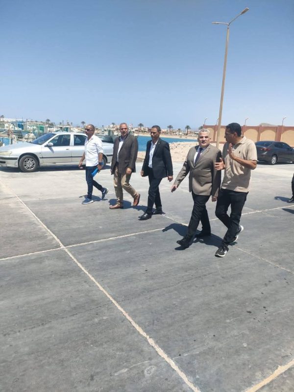المدير التنفيذي للثروة السمكية يتفقد ميناء الطور ويشدد على دعم الصيادين - 3 - سيناء الإخبارية