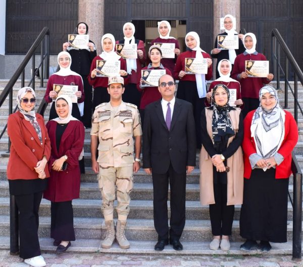 رئيس جامعة العريش يكرم 200 طالبة اجتزن دورة التربية الوطنية - 1 - سيناء الإخبارية