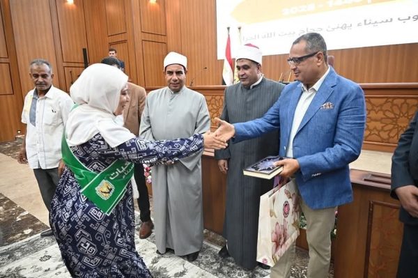 محافظ جنوب سيناء يودع حجاج الجمعيات الأهلية ويحثهم على الدعاء لمصر - 3 - سيناء الإخبارية