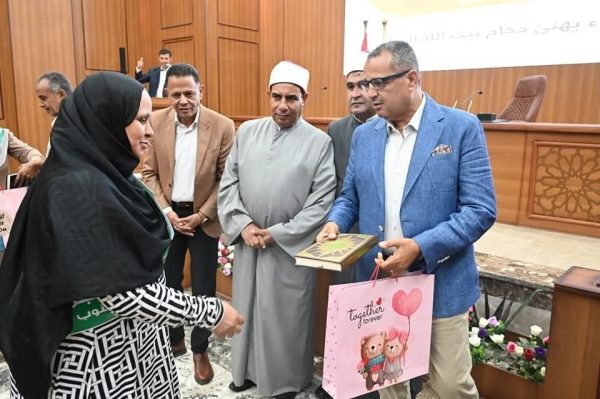 محافظ جنوب سيناء يودع حجاج الجمعيات الأهلية ويحثهم على الدعاء لمصر - 5 - سيناء الإخبارية