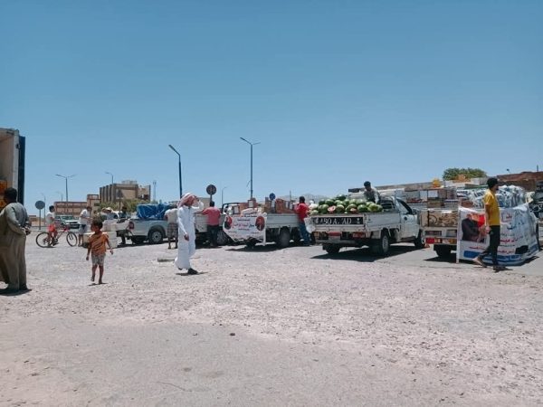تخفيضات تصل لـ30% في افتتاح "سوق اليوم الواحد" بمدينة دهب لتوفير السلع للمواطنين - 5 - سيناء الإخبارية