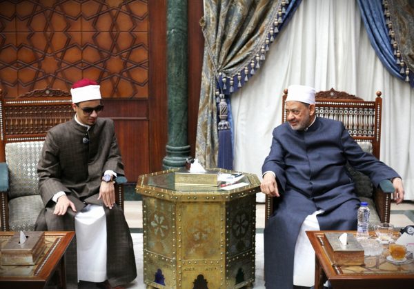 شيخ الأزهر يستقبل والدة الطالب الأزهري صاحب البصيرة رفقة أولادها ويلبي جميع طلباتهم - 5 - سيناء الإخبارية