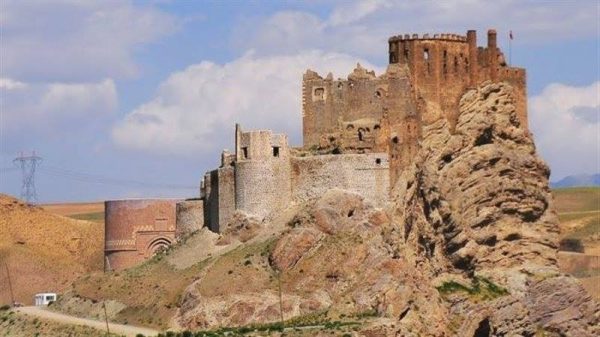 قلعة آلموت.. معقل الغموض وأسطورة الحشاشين على قمم جبال فارس - 1 - سيناء الإخبارية