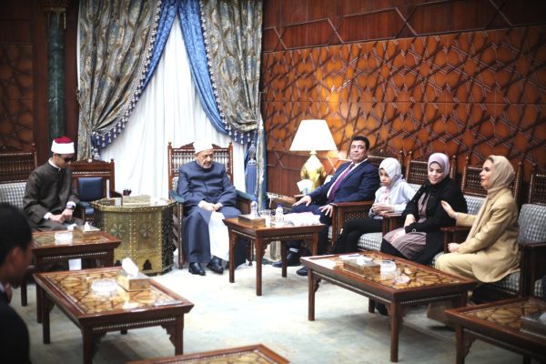 شيخ الأزهر يستقبل والدة الطالب الأزهري صاحب البصيرة رفقة أولادها ويلبي جميع طلباتهم - 1 - سيناء الإخبارية