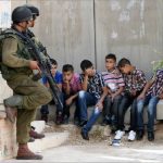 في مرمى البنادق الإسرائيلية..فلسطينيون يُجبرون على حماية الجنود بأجسادهم - 1 - سيناء الإخبارية