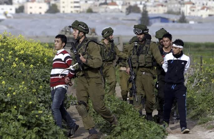 في مرمى البنادق الإسرائيلية..فلسطينيون يُجبرون على حماية الجنود بأجسادهم - 1 - سيناء الإخبارية