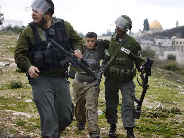 في مرمى البنادق الإسرائيلية..فلسطينيون يُجبرون على حماية الجنود بأجسادهم - 3 - سيناء الإخبارية