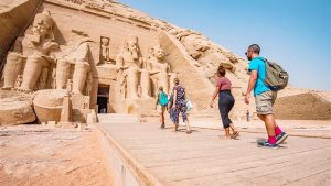 السياحة والتحويلات تدعمان الاقتصاد المصري في مواجهة التحديات البترولية - 1 - سيناء الإخبارية