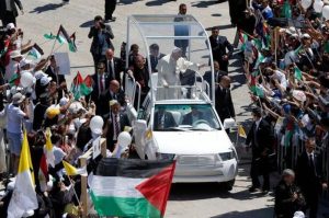 سيارة البابا فرنسيس تتحول إلى مستوصف متنقل لأطفال غزة - 5 - سيناء الإخبارية