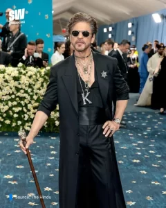 شاروخان يتألق في Met Gala ويصدم الإعلام العالمي بإطلالته الأولى - 11 - سيناء الإخبارية
