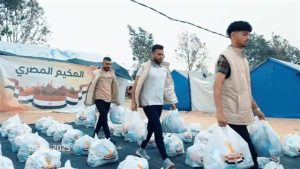 طرود غذائية مصرية تسند صمود النازحين في غزة - 3 - سيناء الإخبارية