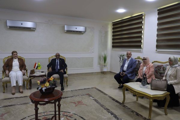 محافظ شمال سيناء يستقبل رئيسة "الطفولة والأمومة" ويبحثان دعم حقوق الطفل وتمكين الفتيات - 2 - سيناء الإخبارية محافظ شمال سيناء يستقبل رئيسة "الطفولة والأمومة" ويبحثان دعم حقوق الطفل وتمكين الفتيات - 1 - سيناء الإخبارية