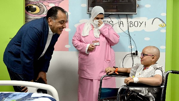 مدبولي يتفقد مركز أورام طنطا ويطمئن على حالة طفلة مريضة بالأورام - 15 - سيناء الإخبارية