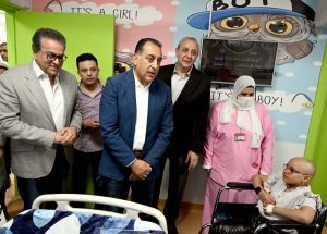 مدبولي يتفقد مركز أورام طنطا ويطمئن على حالة طفلة مريضة بالأورام - 3 - سيناء الإخبارية