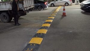 مطبات صناعية جديدة بشارع ستاد العريش للحد من الحوادث - 3 - سيناء الإخبارية