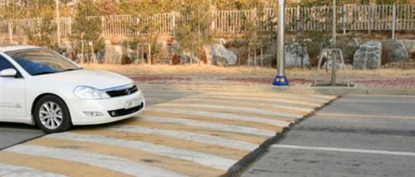 مطبات صناعية جديدة بشارع ستاد العريش للحد من الحوادث - 1 - سيناء الإخبارية