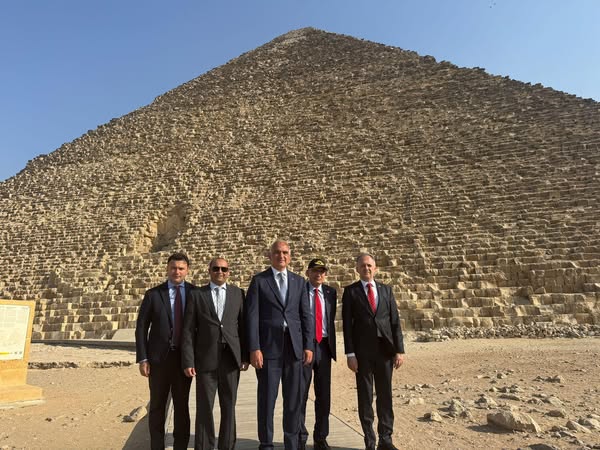 وزير الثقافة التركي يزور أهرامات الجيزة ويشيد بعظمة الحضارة المصرية - 1 - سيناء الإخبارية