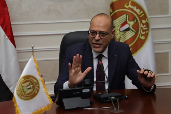 وزير العمل يسلم عقود 1000 فرصة عمل للشباب في الإمارات - 120 - سيناء الإخبارية