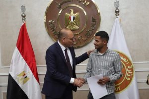 وزير العمل يسلم عقود 1000 فرصة عمل للشباب في الإمارات - 23 - سيناء الإخبارية