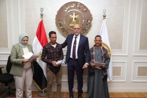 وزير العمل يسلم عقود 1000 فرصة عمل للشباب في الإمارات - 25 - سيناء الإخبارية