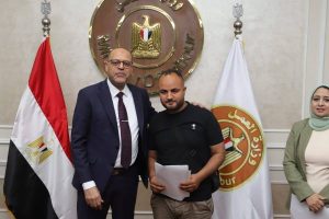 وزير العمل يسلم عقود 1000 فرصة عمل للشباب في الإمارات - 7 - سيناء الإخبارية