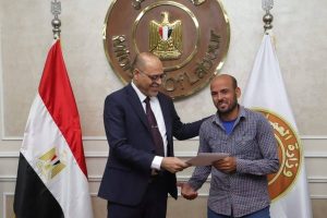 وزير العمل يسلم عقود 1000 فرصة عمل للشباب في الإمارات - 13 - سيناء الإخبارية